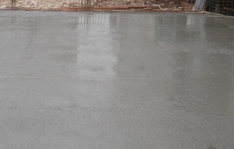 耐磨地坪施工前為什么要先使用水泥固化劑？